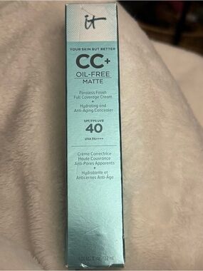 it cosmetics CC+ Oil Free Matte Cream Foundation - Mint Tube with Light Med Pump